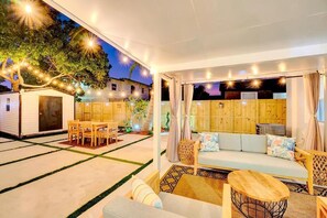 Outdoor dining - WELL EQUIPT VACATION HOME 5 MIN FROM THE BEACH, SHOPPING, WATERPARK, STATE PARK (Hollywood)