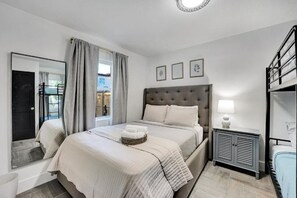 2 chambres, bureau, fer et planche à repasser, lit parapluie