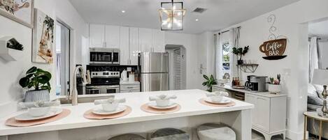 Geladeira, micro-ondas, fogão, cooktop