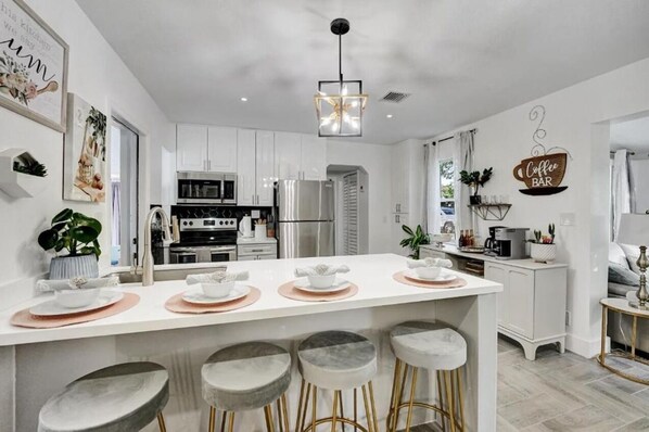 Fridge, microwave, oven, stovetop - WELL EQUIPT VACATION HOME 5 MIN FROM THE BEACH, SHOPPING, WATERPARK, STATE PARK (Hollywood)