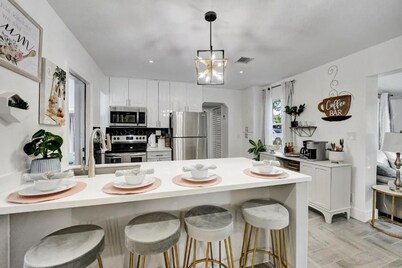 WELL EQUIPT VACATION HOME 5 MIN FROM THE BEACH, SHOPPING, WATERPARK, STATE PARK