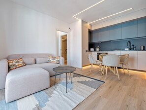 TV - Ideal long stay: central, parking and pool (Sant Pol de Mar)