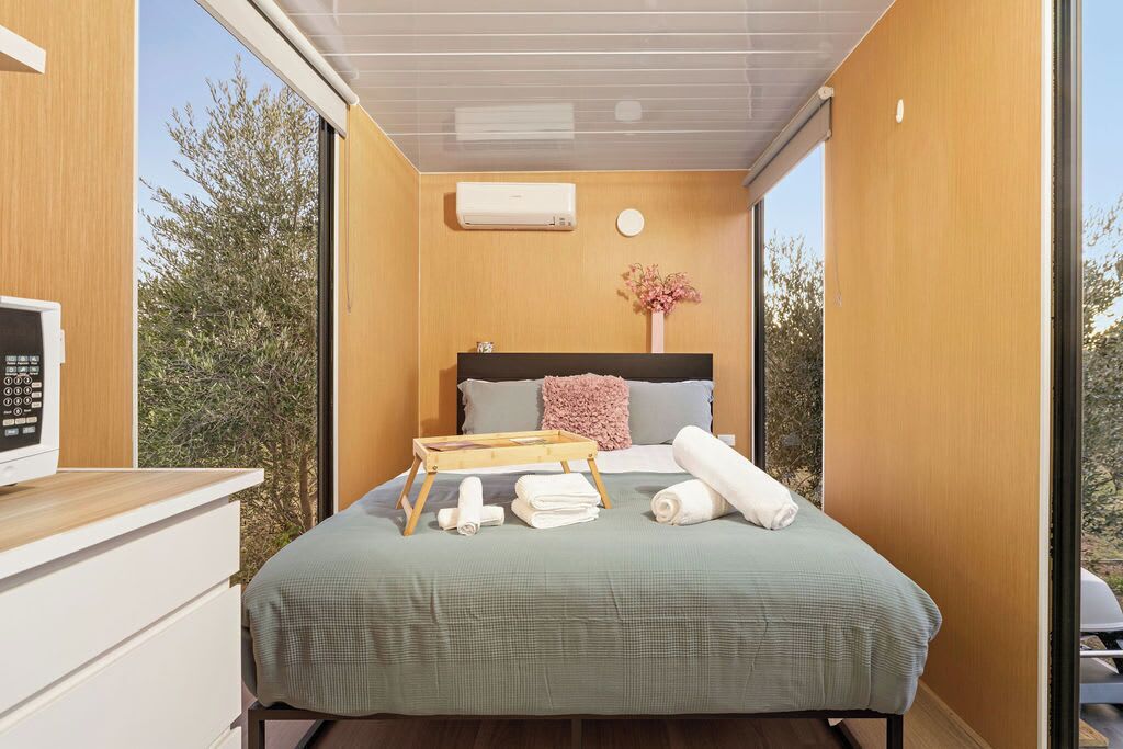 1 bedroom, bed sheets