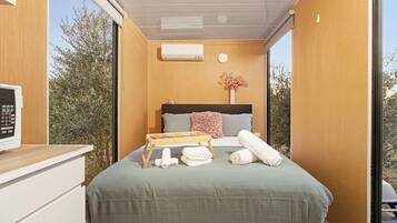 1 bedroom, bed sheets