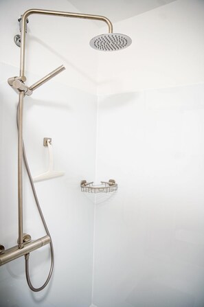 Sèche-cheveux, serviettes fournies