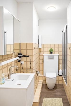 Ein Badezimmer mit Waschbecken, Toilette und Dusche.