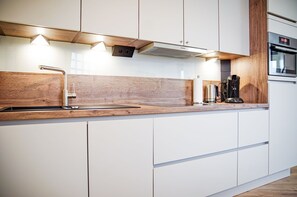 Fridge, oven, stovetop, dishwasher