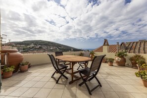 Outdoor dining - Vicolo Martini a terrace overlooking the roofs (Capoliveri)