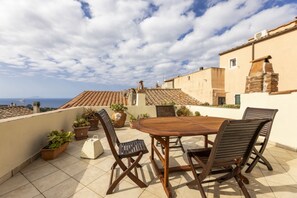 Outdoor dining - Vicolo Martini a terrace overlooking the roofs (Capoliveri)