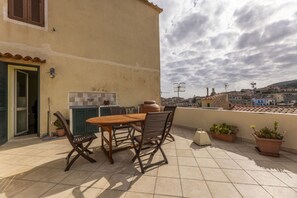 Outdoor dining - Vicolo Martini a terrace overlooking the roofs (Capoliveri)
