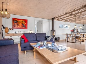 Televisión y chimenea 