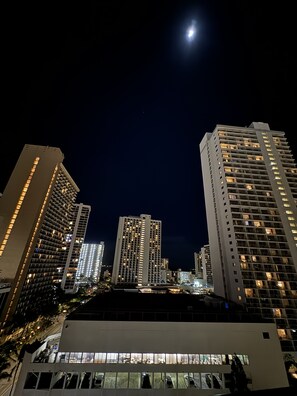Exterior - Aloha  Waikiki Condo 2Beds, 2Baths, Free Parking. (Honolulu)
