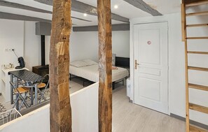 1 bedroom, bed sheets