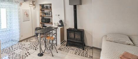 1 bedroom, bed sheets