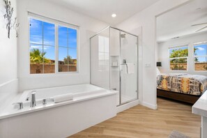 Shower, hair dryer, shampoo - New Home! Pool, Spa, BBQ (Palm Desert)