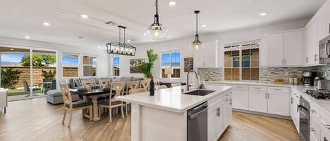 ثلاجة، ميكروويف، فرن، غسالة أطباق