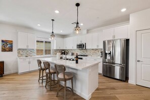 冷蔵庫、電子レンジ、オーブン、食器洗い機