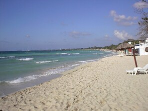 En la playa, sillas reclinables de playa