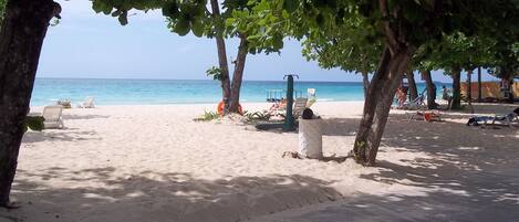 Na praia, espreguiçadeiras