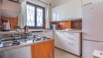 Kylskåp, mikrovågsugn, ugn och diskmaskin