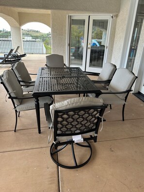 Outdoor dining - Mediterranean House in De Luz (Temecula)