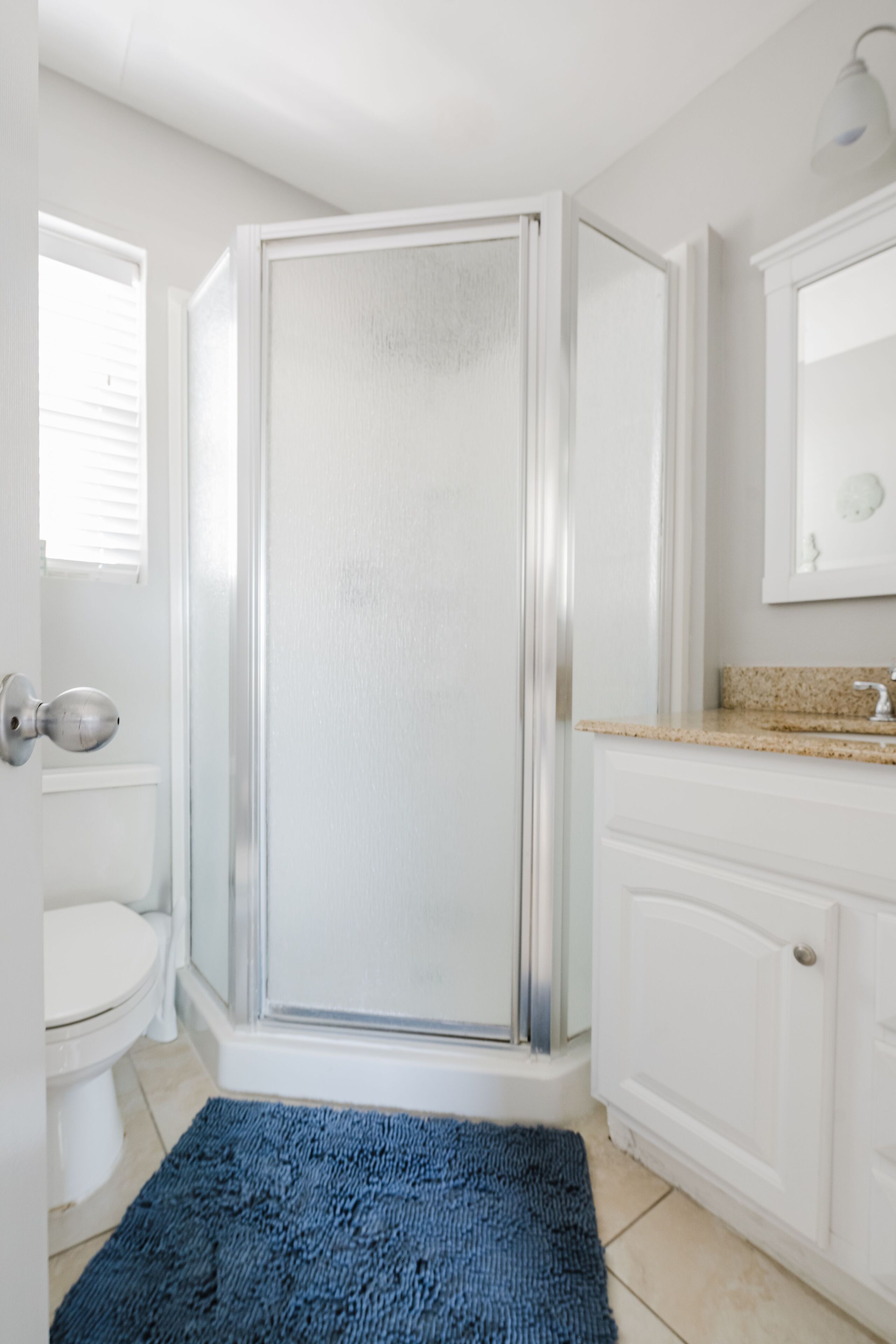 Regadera, toallas, jabón, shampoo 