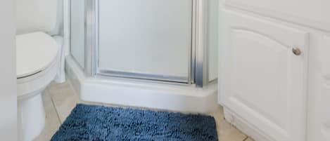 Regadera, toallas, jabón, shampoo