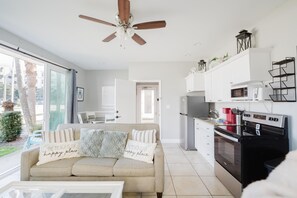 Kjøleskap, mikrobølgeovn, kaffetrakter/tekoker og brødrister