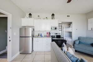 Kjøleskap, mikrobølgeovn, kaffetrakter/tekoker og brødrister