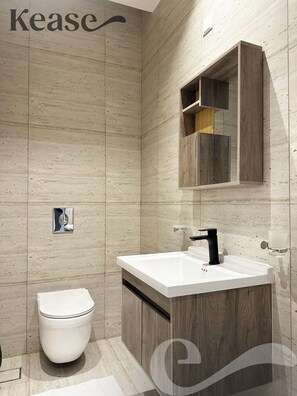 Appartement Design, 2 chambres | Salle de bain | Articles de toilette gratuits, sèche-cheveux, peignoirs, chaussons