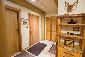 Interior - Luxury Slopeside Accommodation in Whistler's Creekside (Whistler)
