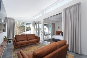 Deluxe Apartment, Accessible, Private Bathroom | Ruang tamu