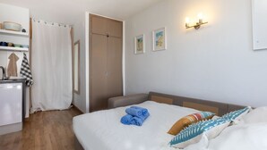 A bedroom with a bed, a wardrobe, a desk, and a shower area. - Apartment Jac by Interhome (Tossa de Mar)