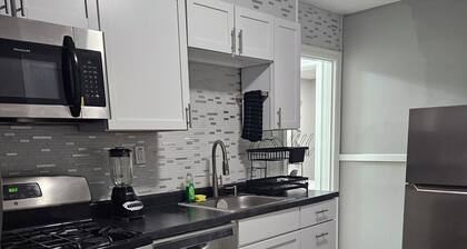 Cozy 2BR Home in Delmar Loop