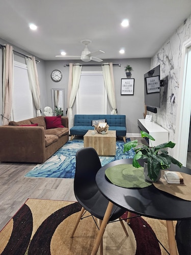 Cozy 2BR Home in Delmar Loop