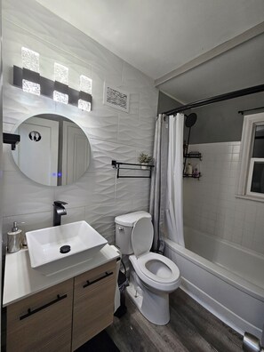 Serviettes fournies, papier toilette