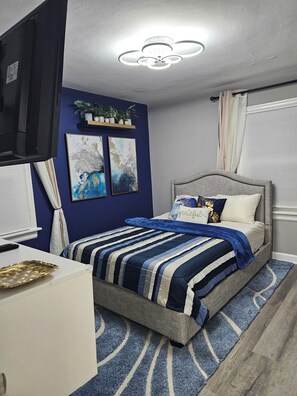 2 عدّة غرف نوم ومكواة/لوح كي وواي فاي وملاءات أسرّة