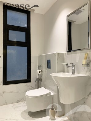 Design Apartment, 3 Bedrooms | Bathroom | Free toiletries, hair dryer, bathrobes, towels