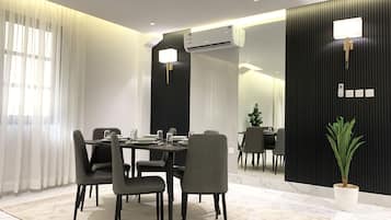 Design appartement, 3 slaapkamers | Woonruimte | Een flatscreentelevisie