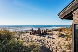 Na praia, espreguiçadeiras, toalhas de praia 