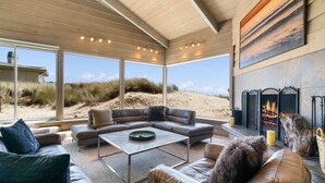 Una sala de estar moderna con un sofá modular, una mesa de centro y una chimenea.