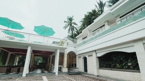 ด้านหน้าที่พัก