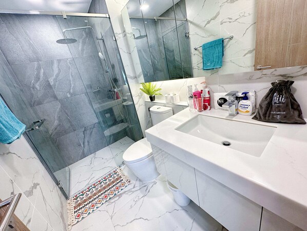 Baignoire à remous, séchoir à cheveux, serviettes fournies, shampooing