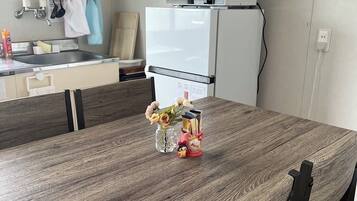 Habitación estándar, 2 habitaciones, para no fumadores, vista a la montaña | Cocina compartida | Refrigerador, microondas, plancha de cocina y utensilios de cocina