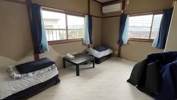Escritorio, wifi gratis y ropa de cama