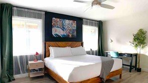 4 dormitorios, escritorio, tabla de planchar con plancha y cuna de viaje