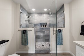 Een douche, een haardroger, een bidet, handdoeken