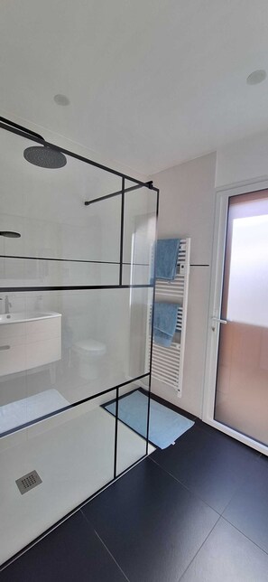 Douche, serviettes fournies, savon, papier toilette