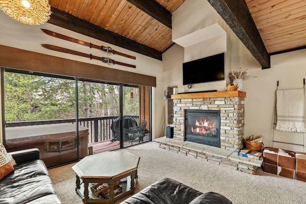 Una Smart TV, una chimenea, libros