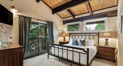 Large TH w/AC & NEW Private Hot Tub +Pool-Steps to Free Mtn/Town Bus Stop-Decks-Games-W/D in Unit